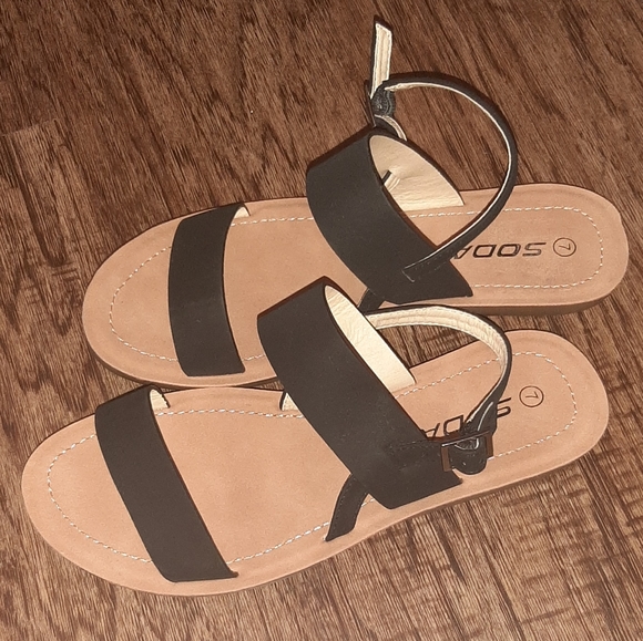 Soda Women's Size 7, flat black Sandals. - Picture 2 of 2